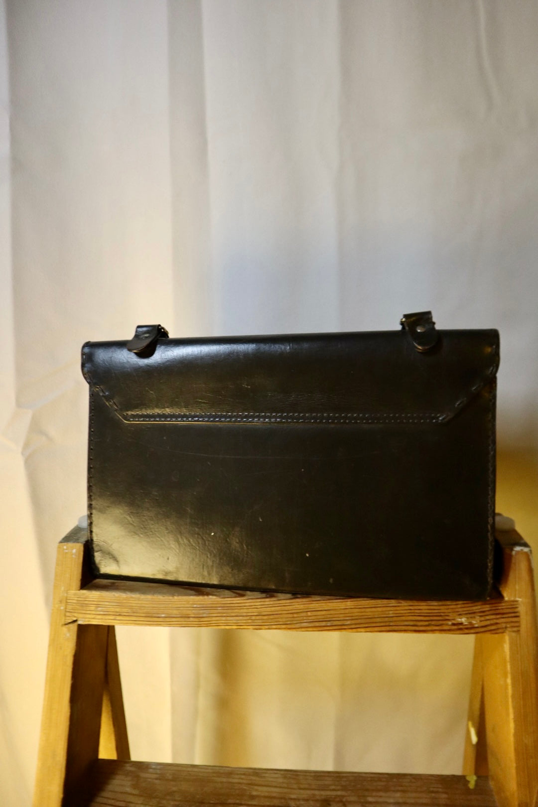 VINTAGE VÄSKA, handsydd, läder, mässingsdetaljer
