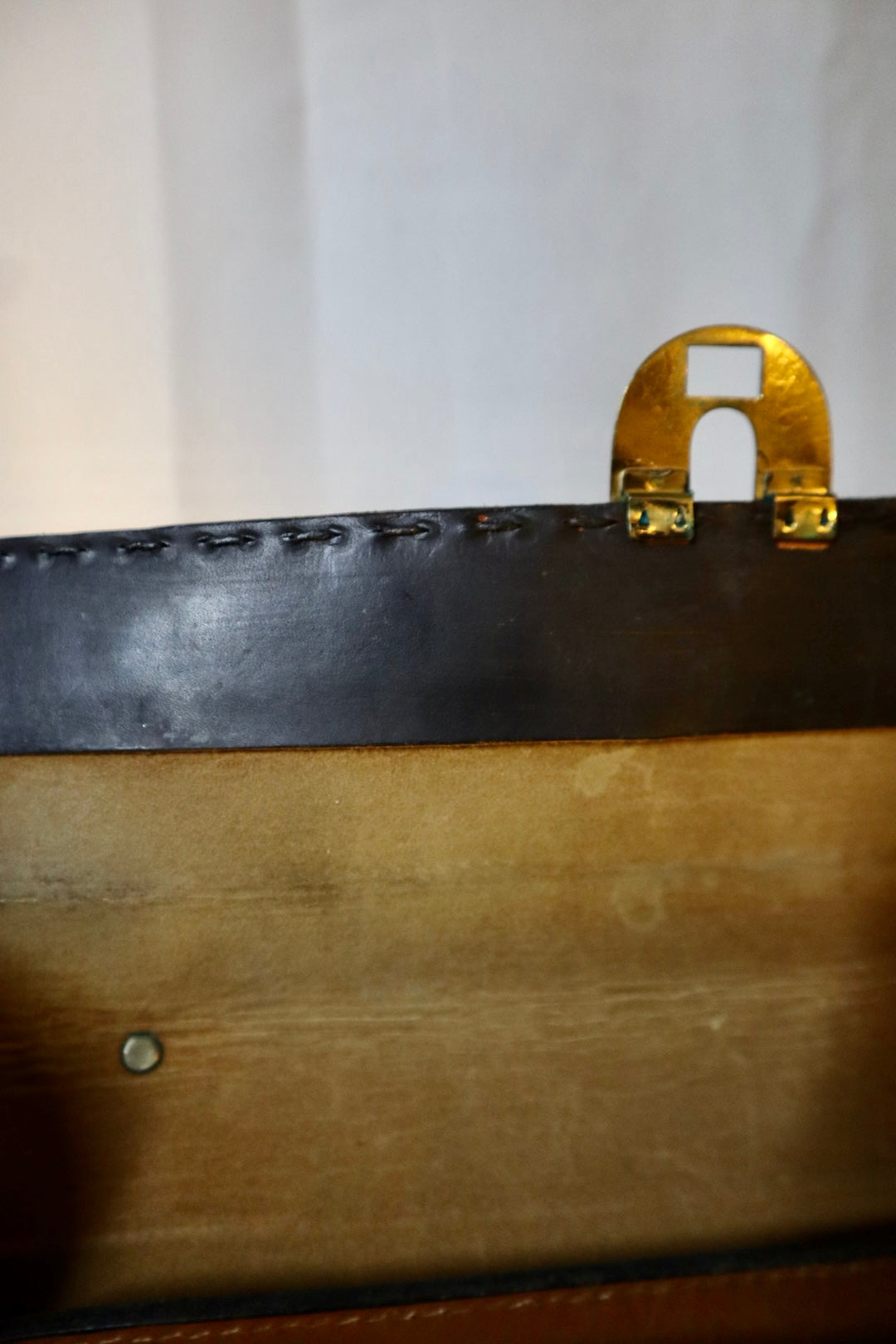 VINTAGE VÄSKA, handsydd, läder, mässingsdetaljer