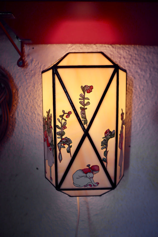 Lingonflickor ~ vägglampa