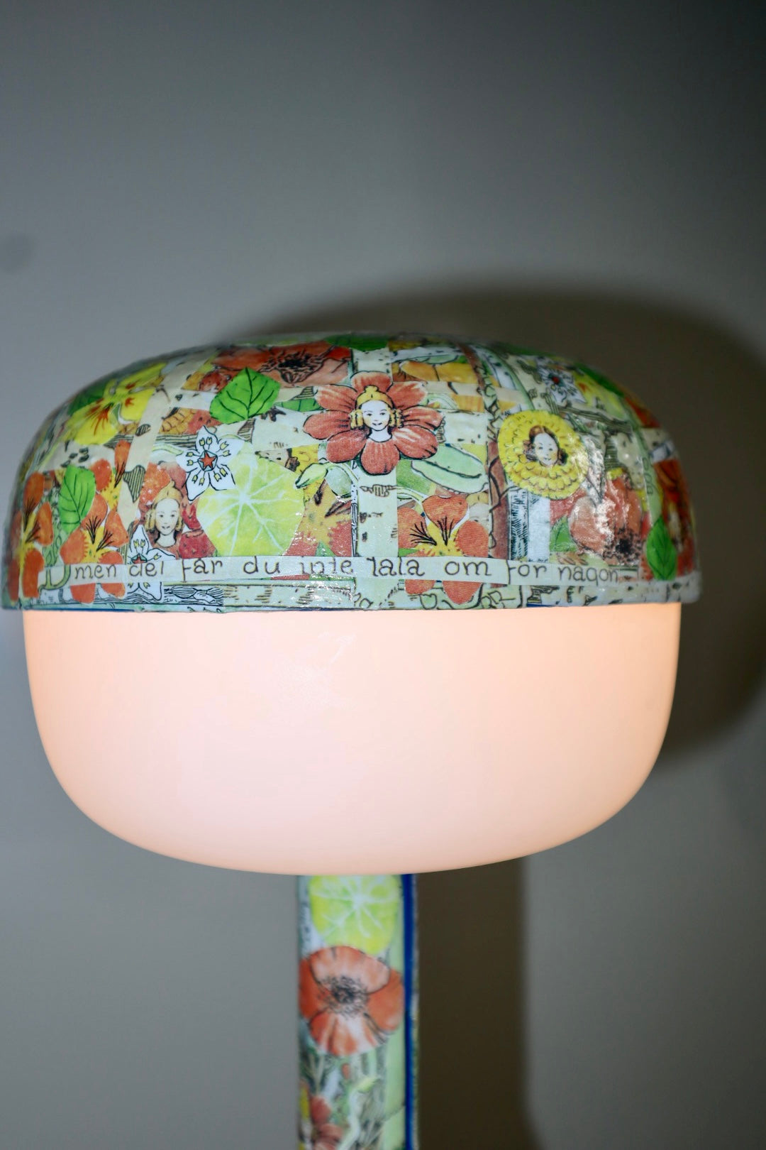 Men det får du inte tala om för nån ~ lampa