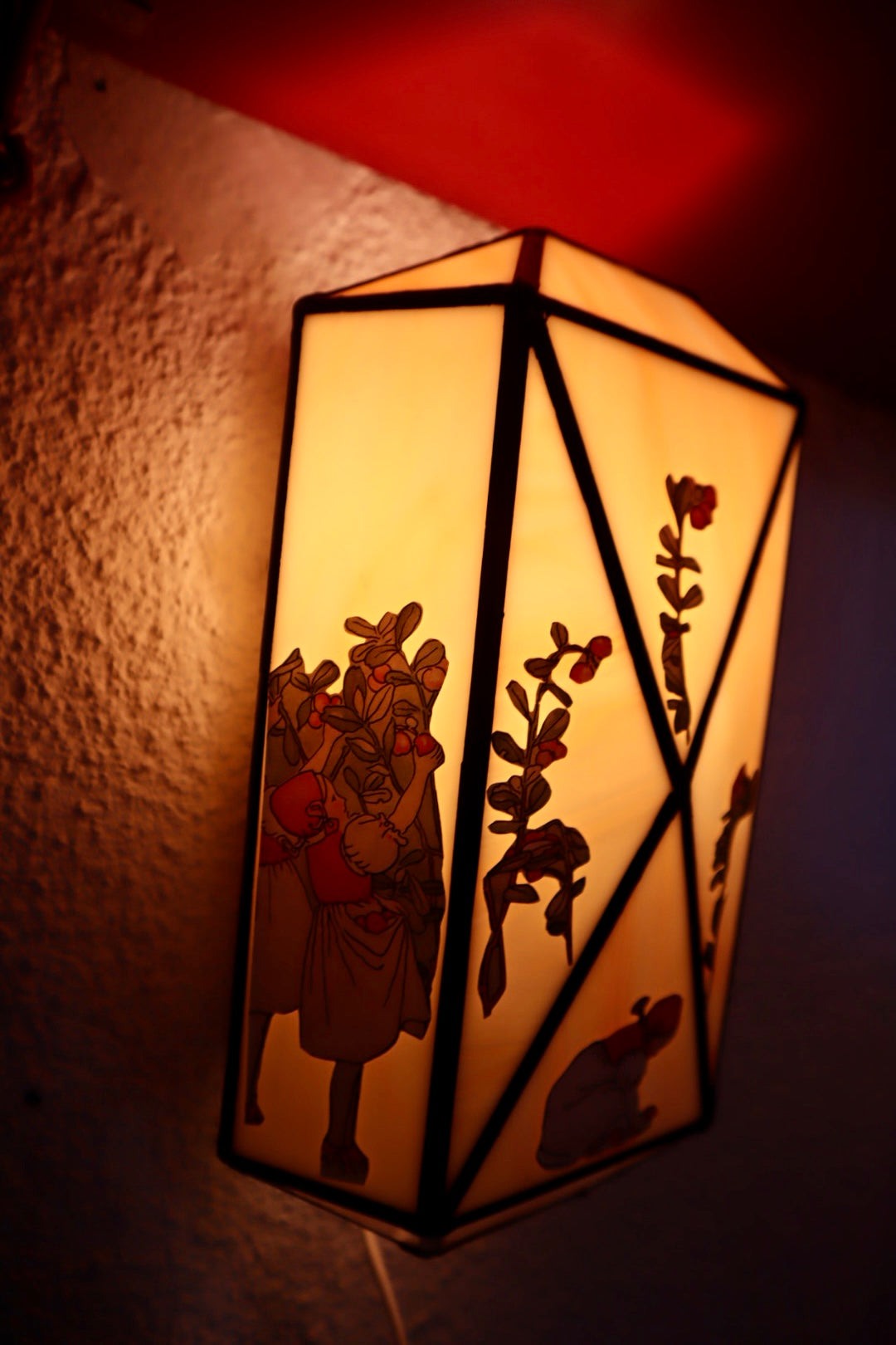 Lingonflickor ~ vägglampa