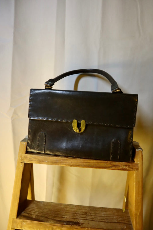 VINTAGE VÄSKA, handsydd, läder, mässingsdetaljer