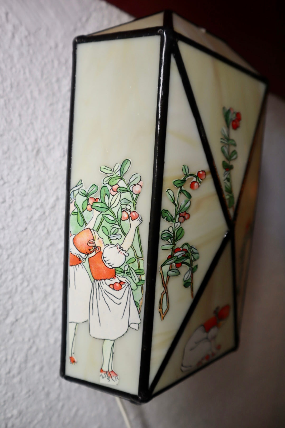 Lingonflickor ~ vägglampa