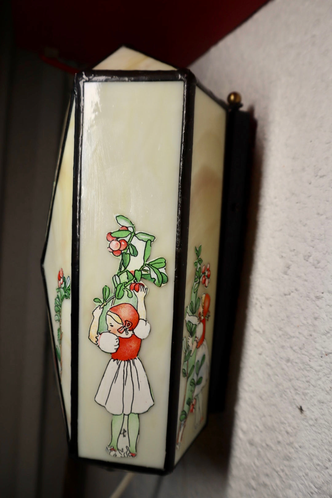 Lingonflickor ~ vägglampa