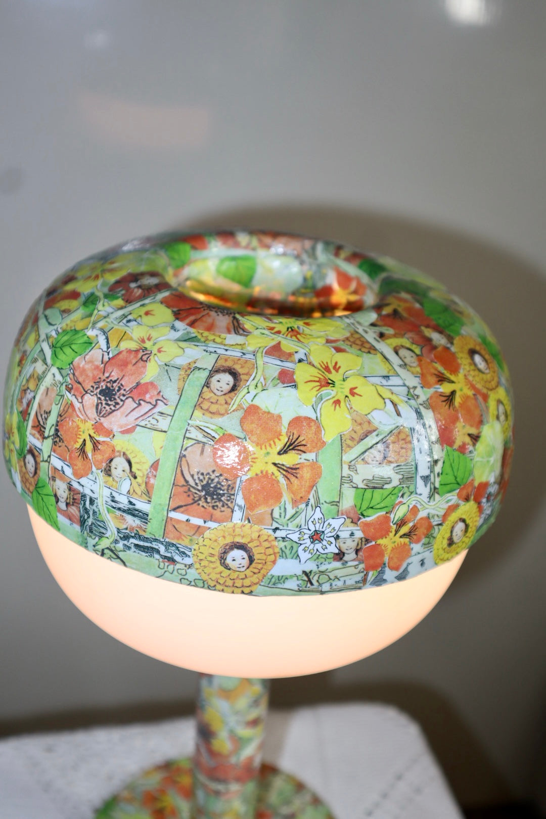 Men det får du inte tala om för nån ~ lampa