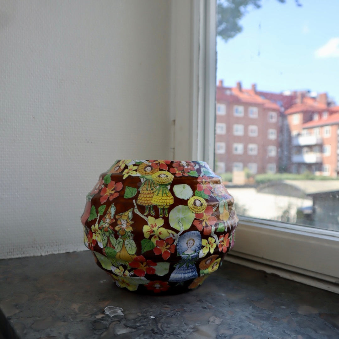Liten i trädgården ~ vas